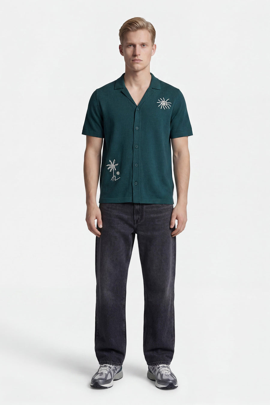 Groene korte mouwen pull met knopen en witte borduurwerk van zon en palmboom, van ONLY & SONS®, gedragen met donkere jeans en sneakers, front view