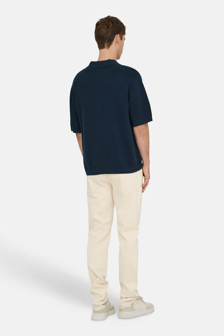 Pull bleu foncé, finement tricoté, de ONLY & SONS® avec col polo et manches courtes, vu de dos.