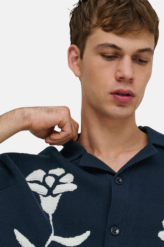Pull en maille bleu de ONLY & SONS avec motifs floraux texturés blancs, col ouvert et boutons.