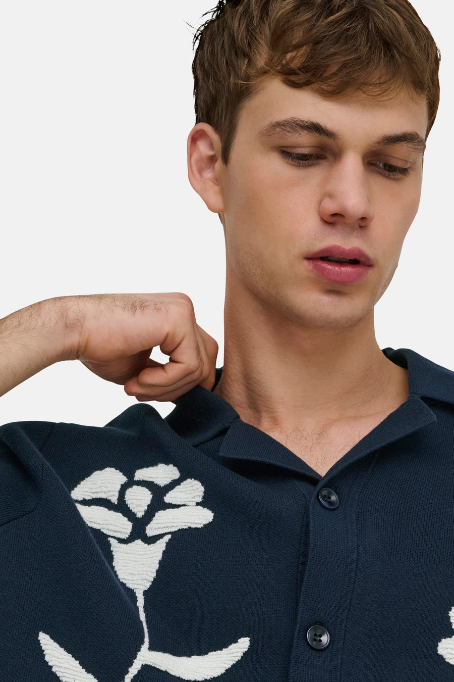 Pull en maille bleu de ONLY & SONS avec motifs floraux texturés blancs, col ouvert et boutons.