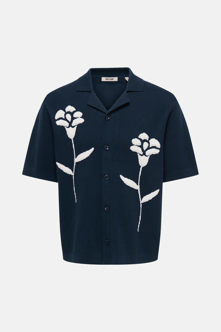 Pull en tricot bleu marine d'ONLY & SONS à manches courtes et deux motifs floraux blancs.