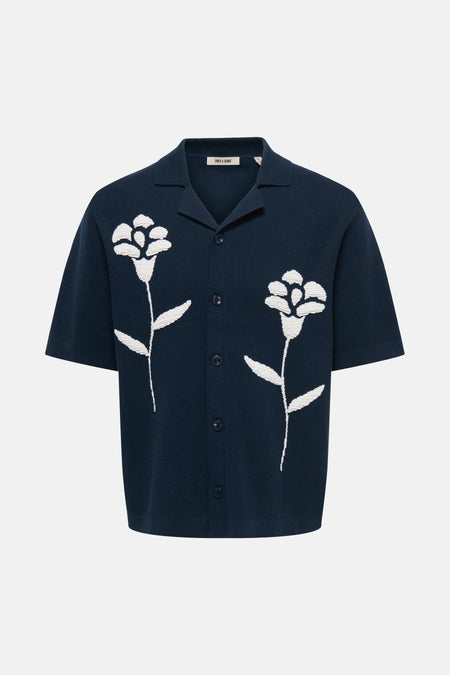 Pull en tricot bleu marine d'ONLY & SONS à manches courtes et deux motifs floraux blancs.