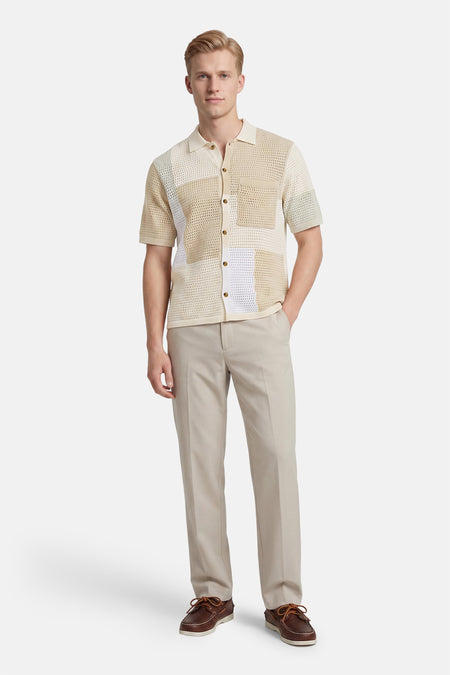Ecru gebreide korte mouwen trui met knoopsluiting en zak, van ONLY & SONS®, gestreept patroon, front view, model draagt beige broek en bruine schoenen