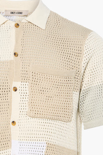 Ecru gebreide polo trui van ONLY & SONS® met openwork patroon, borstzakje en houten knopen, close-up vooraanzicht
