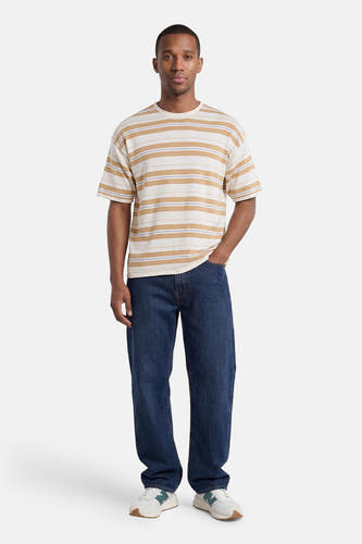 T-shirt rayé multicolore ONLY & SONS® coupe décontractée, porté par un homme avec un jean et des baskets.
