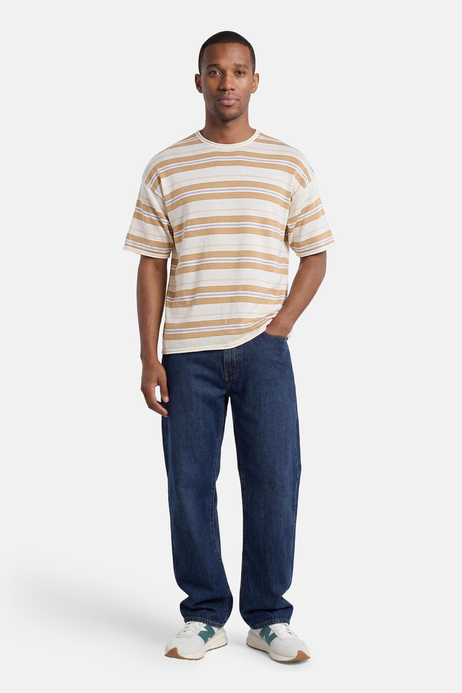 T-shirt rayé multicolore ONLY & SONS® coupe décontractée, porté par un homme avec un jean et des baskets.