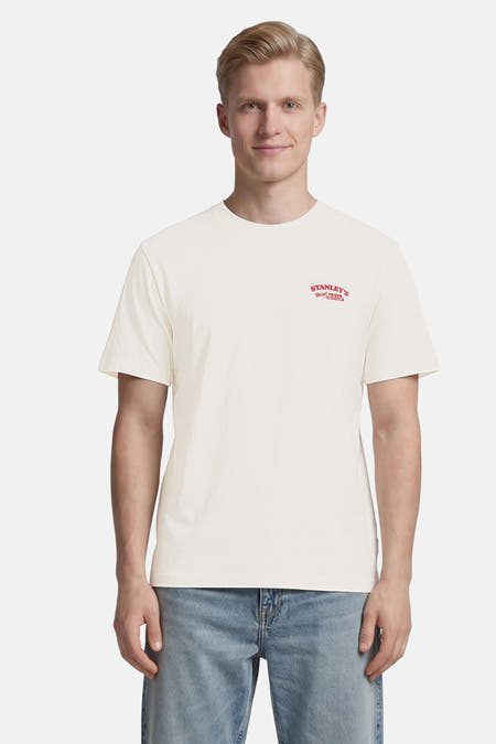 T-shirt blanc à manches courtes et col rond ONLY & SONS® avec un imprimé rouge 'STANLEY'S' sur la poitrine.