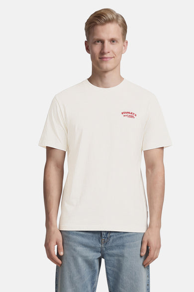 T-shirt blanc à manches courtes et col rond ONLY & SONS® avec un imprimé rouge 'STANLEY'S' sur la poitrine.