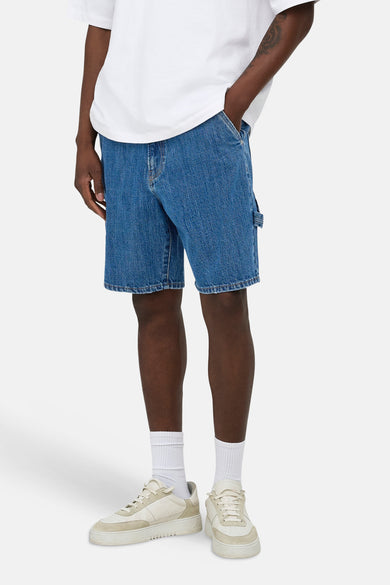 Short en jean bleu moyen de ONLY & SONS, porté par un homme avec un t-shirt blanc et des baskets beiges.