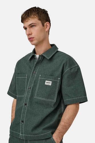Chemise à manches courtes vert foncé de ONLY & SONS® avec surpiqûres contrastées blanches et deux poches poitrine.