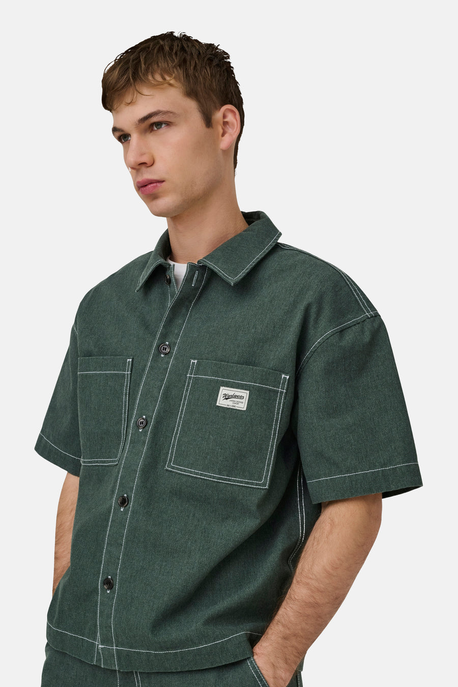 Chemise à manches courtes vert foncé de ONLY & SONS® avec surpiqûres contrastées blanches et deux poches poitrine.