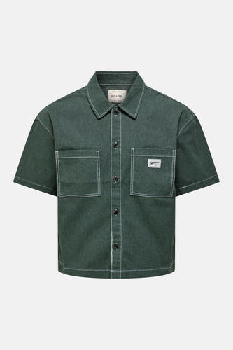 Chemise verte à manches courtes ONLY & SONS, avec surpiqûres blanches contrastantes, deux poches poitrine et une étiquette 'Workwear'.