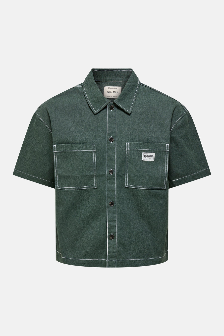 Chemise verte à manches courtes ONLY & SONS, avec surpiqûres blanches contrastantes, deux poches poitrine et une étiquette 'Workwear'.