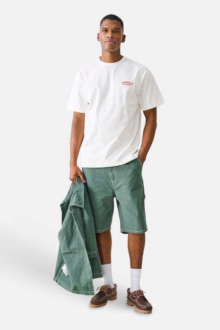 Short vert de ONLY & SONS avec surpiqûres contrastées blanches et une boucle à outils, porté dans un ensemble assorti.