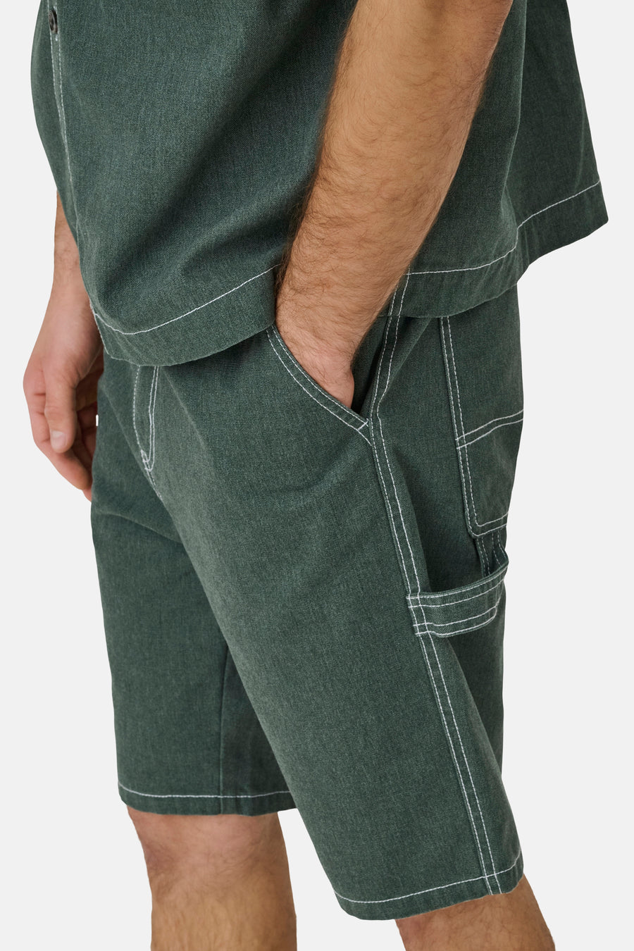 Short vert de ONLY & SONS® avec surpiqûres blanches contrastantes, une poche latérale et une boucle à outils.