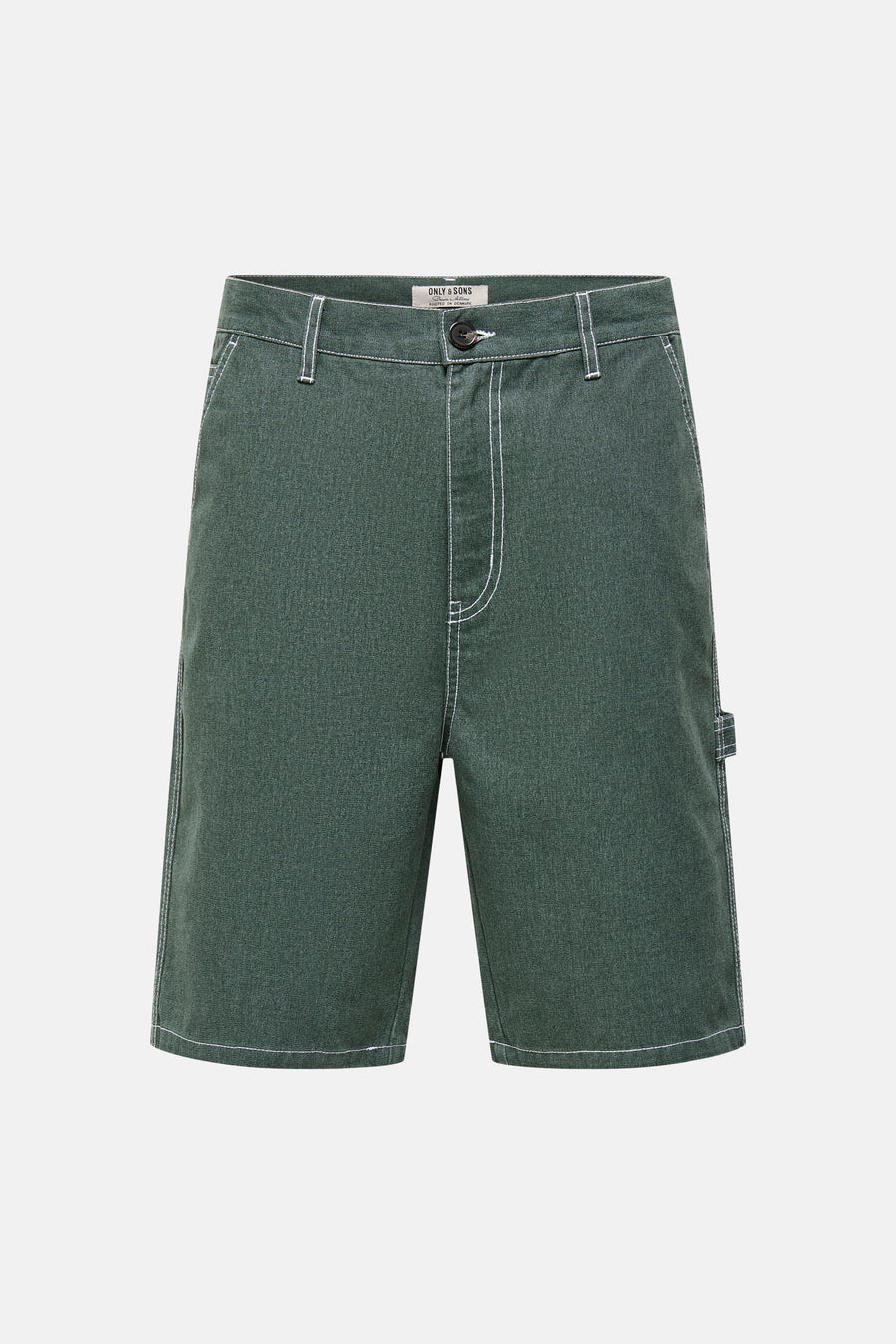 Short en coton vert ONLY & SONS® avec surpiqûres contrastées blanches, fermeture à boutons et passant à outils, posé à plat.