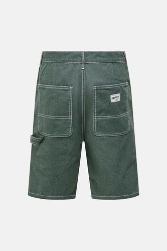 Shorts vertes ONLY & SONS® avec surpiqûres contrastées blanches, grandes poches arrière et étiquette workwear, vue arrière.