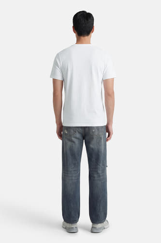 T-shirt blanc à manches courtes ONLY & SONS®, vu de dos, avec jean et baskets.