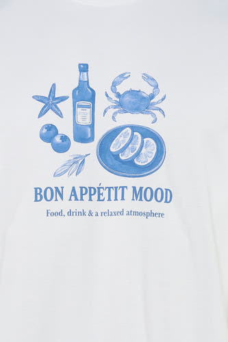 T-shirt blanc à manches courtes ONLY & SONS®, orné d'un imprimé bleu avec des motifs maritimes et du texte.