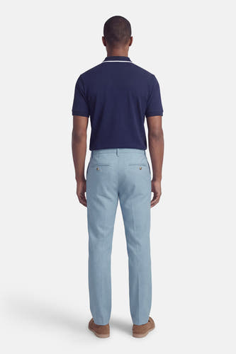 Pantalon bleu ONLY & SONS®, avec poches arrière et motif uni, combiné avec un polo bleu marine et des chaussures marron.