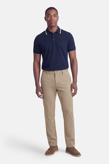 Pantalon beige de ONLY & SONS, avec une texture subtile et combiné avec un polo bleu marine et des chaussures marron.