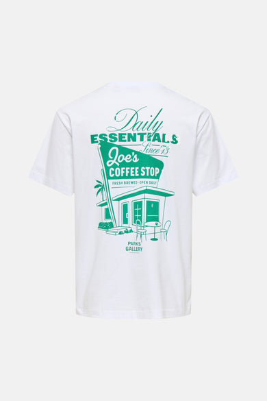 Wit T-shirt met korte mouwen van ONLY & SONS® met groene koffiehuisprint op de achterkant.