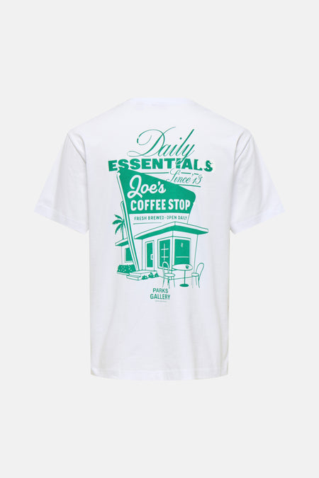 Wit T-shirt met korte mouwen van ONLY & SONS® met groene koffiehuisprint op de achterkant.