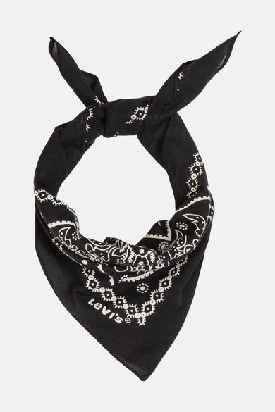 Zwarte Levi's bandana met wit paisley patroon, geknoopt.