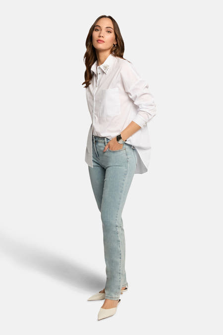Jean en denim bleu clair droit de Morgan De Toi, associé à une chemise blanche et des chaussures pointues.