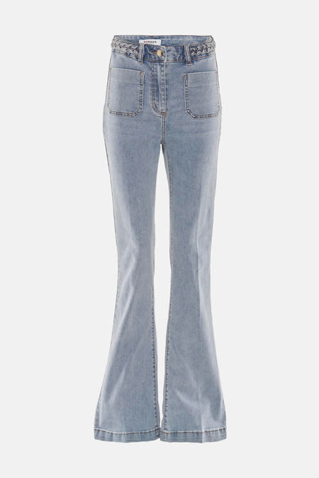 Jean bootcut bleu clair en denim de Morgan de Toi, avec détail de ceinture tressée et poches brodées.