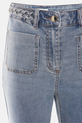 Jean en denim bleu clair bootcut de Morgan De Toi avec détail de ceinture tressée et poches brodées.