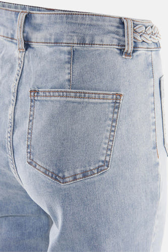 Jean en denim bleu clair bootcut de Morgan De Toi, avec poche arrière et détail tressé sur la ceinture.