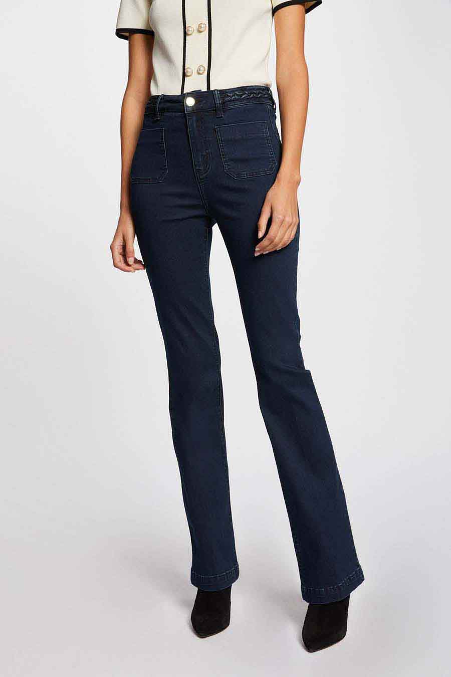 Jean bootcut en denim de Morgan De Toi, avec poches à l'avant et un détail de ceinture tressée.