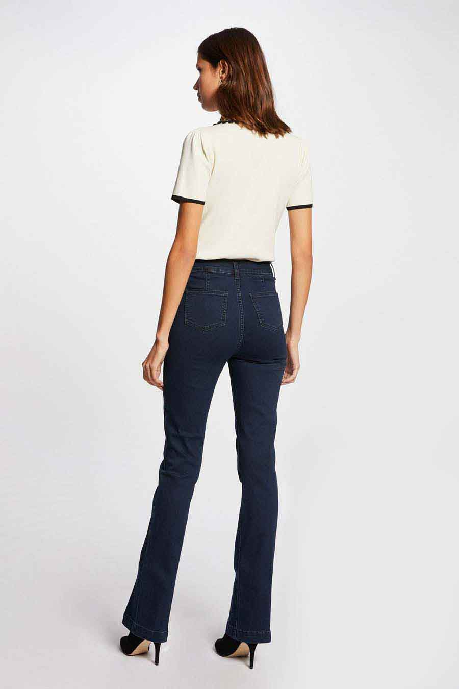 Jean bootcut en denim de Morgan De Toi, vu de de derrière, avec des jambes qui s'élargissent et un lavage foncé.