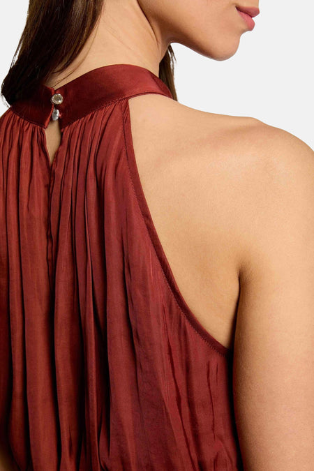 Robe courte sans manches Morgan De Toi avec col licou, tissu plissé et un bouton décoratif à la nuque.
