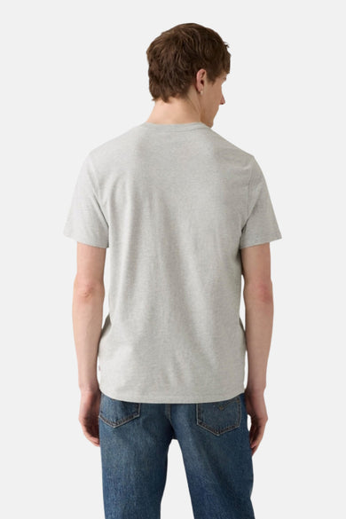 Grijs T-shirt met korte mouwen van Levi's, gezien van achteren, gedragen met een blauwe jeans.

