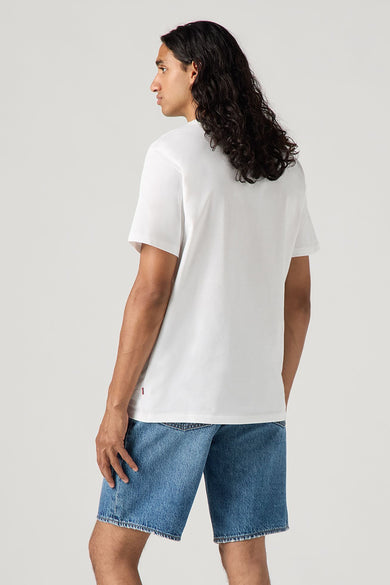 T-shirt blanc à manches courtes de Levi's, porté avec des shorts en denim, vu de derrière.