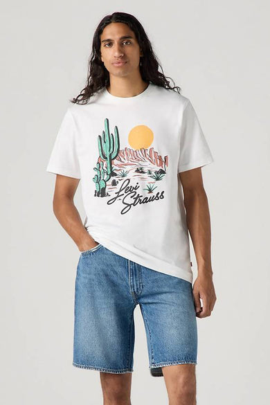 T-shirt blanc à manches courtes de Levi's®, avec une impression graphique d'un paysage désertique.