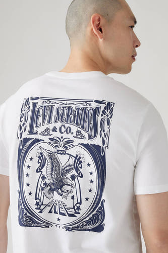 T-shirt blanc à manches courtes de Levi's®, avec une grande impression bleue sur le dos.