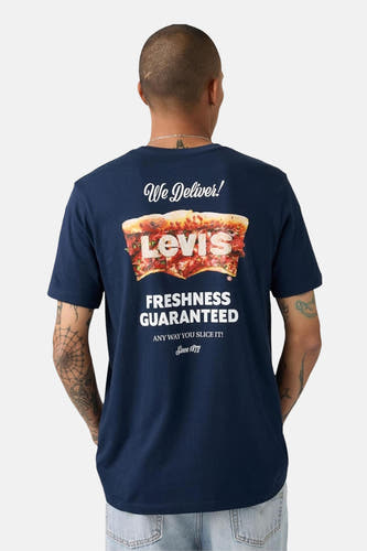 T-shirt bleu à manches courtes de Levi's, avec un logo blanc sur la poitrine.