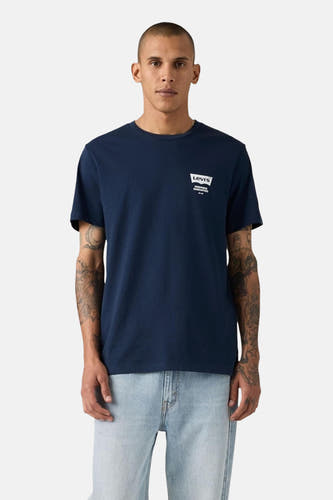 T-shirt bleu à manches courtes de Levi's, avec un petit logo sur la poitrine, porté avec un jean bleu.