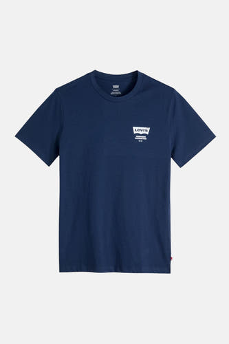 T-shirt bleu marine à manches courtes de Levi's®, avec un logo blanc sur la poitrine et une étiquette de marque rouge sur le côté.
