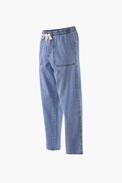 Jean en denim bleu clair avec taille élastique de REDEFINED REBEL, doté d'un cordon blanc et de poches, vue de face