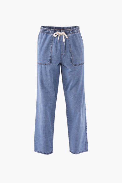 Jean en denim bleu clair avec taille élastique de REDEFINED REBEL, doté d'un cordon blanc et de poches, vue de face