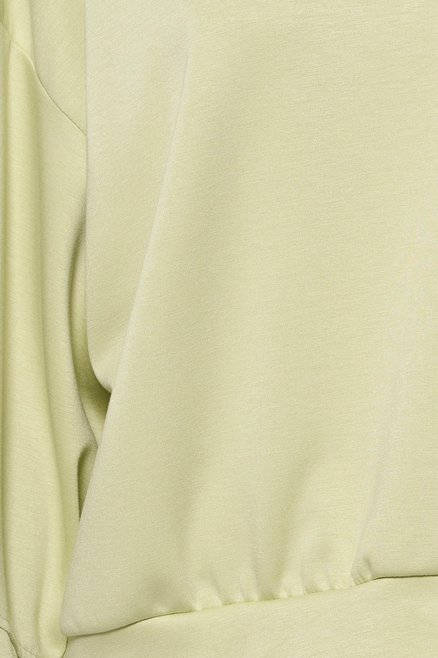 Pull vert Terra di Siena, à manches longues et à la texture lisse.