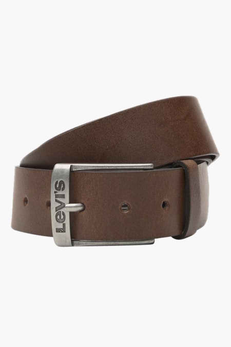 Ceinture brune de Levi's® Accessories, avec une boucle argentée portant le logo de la marque.