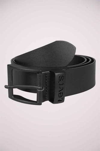 Ceinture noire de Levi's avec une texture lisse et une boucle métallique.