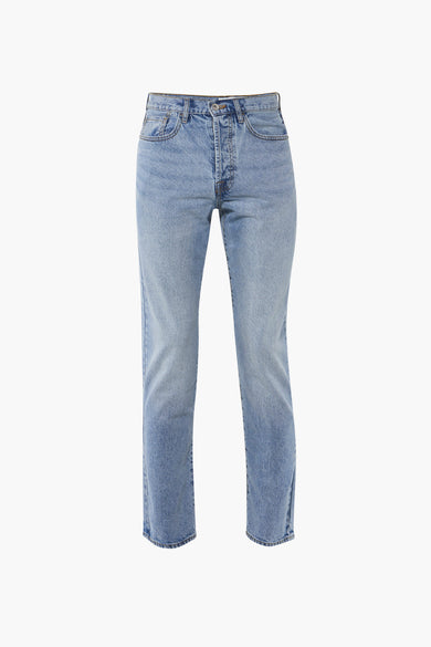Jean straight bleu de REDEFINED REBEL, avec deux poches arrière et un étiquette de marque brune.
