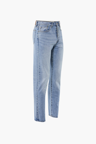 Jean bleu droit de REDEFINED REBEL, avec un lavage classique et des détails subtils.