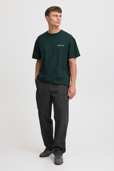 Pantalon gris de THEJOGGCONCEPT, associé à un T-shirt vert foncé et des baskets grises.